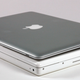 El primer MacBook Air hacía que el MacBook de la época se viera extremadamente grueso. (Imagen: iFixit)